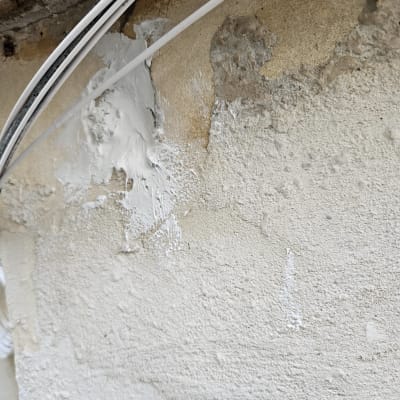 קיר עם תיקון טיח וחוטים חשמליים