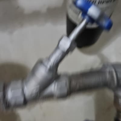 ברז מתכת עם ידית כחולה על צינור