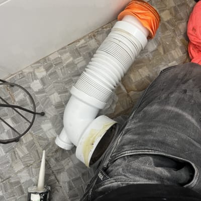 צינור פלסטיק לבן עם אטם כתום על רצפה