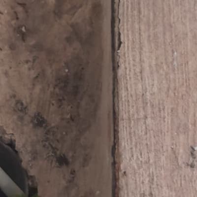 צינור פלסטיק יוצא מקיר בטון עם סדק