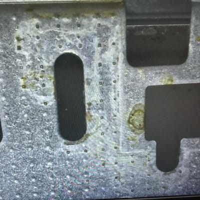 תמונה של מסך מחשב עם רכיבים אלקטרוניים