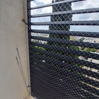 רשת מתכת מותקנת על מרפסת למניעת כניסת יונים