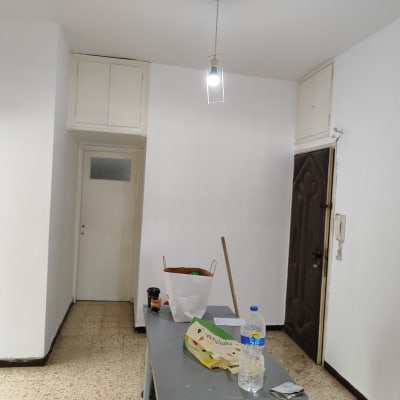 שולחן עם כלים לצביעה, בקבוק מים ומברשת