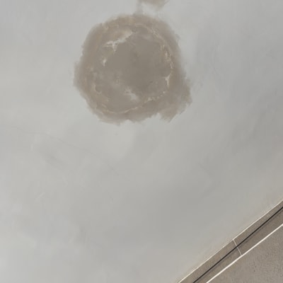 תיקון קיר עם טיח בצבע שונה