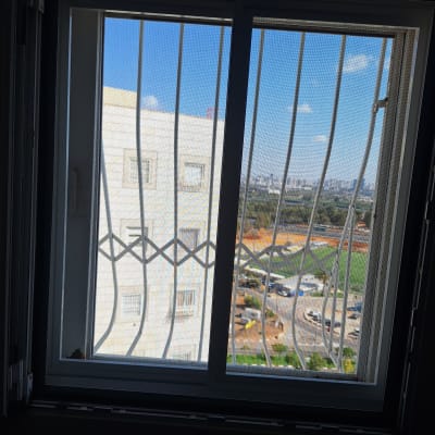 חלון אלומיניום עם סורגי בטיחות