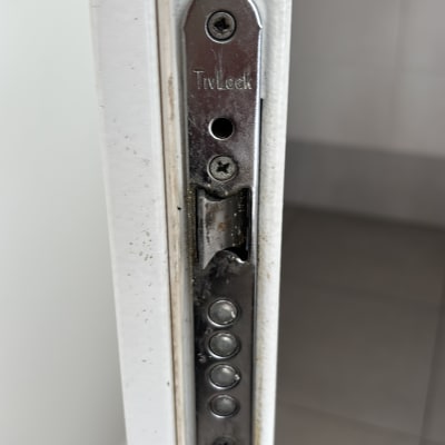 מנעול דלת מתכת עם ברגים וחורים