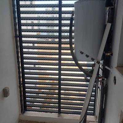 רשת למניעת כניסת יונים במרפסת עם דוד שמש