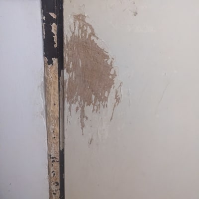 דלת עם צבע מתקלף ומשקוף פגום