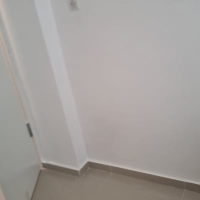 דלת וחלק מקיר לבן עם שקע חשמל