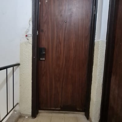 דלת עץ עם ידית ומנעול חשמלי