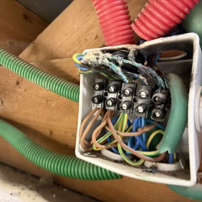 חיבורי חשמל עם חוטים צבעוניים בתיבה פתוחה