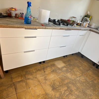 מוצרי ניקוי במטבח על מדף וארון