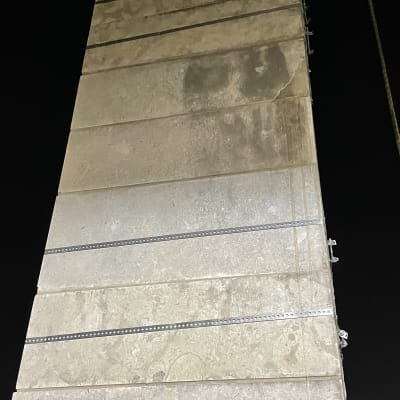 קיר בטון עם חיזוקי מתכת אופקיים