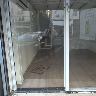 דלת זכוכית עם השתקפות של אדם ברחוב