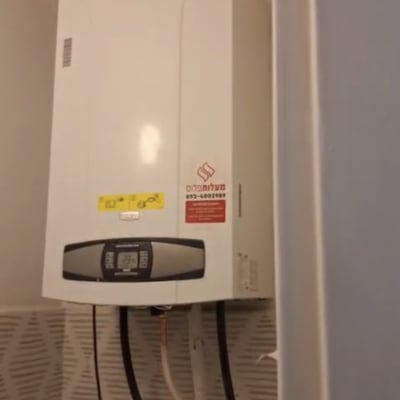 דוד חימום גז עם צינורות וחיבורים