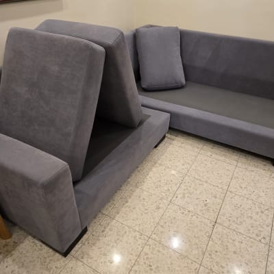 ספות אפורות על רצפת אריחים