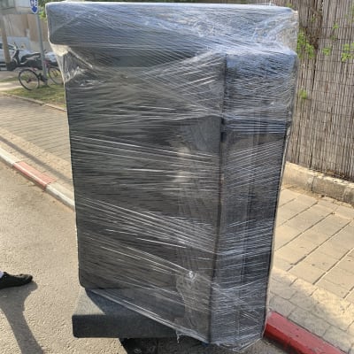 רהיט עטוף בניילון על מדרכה