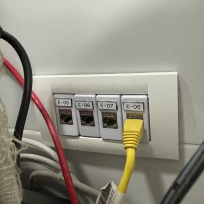 שקעי רשת עם כבל צהוב מחובר