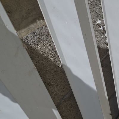 קירות בטון עם ציפוי מתכת לבדיקת נזילות