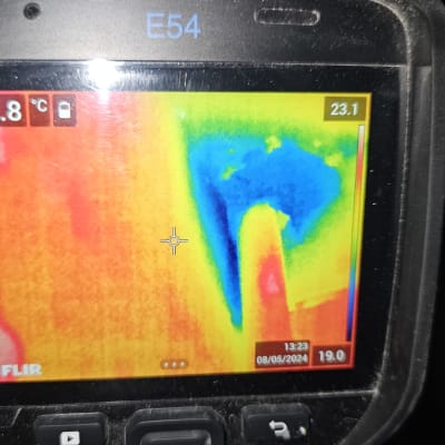 תצוגת מצלמה תרמית עם אזור כחול וירוק