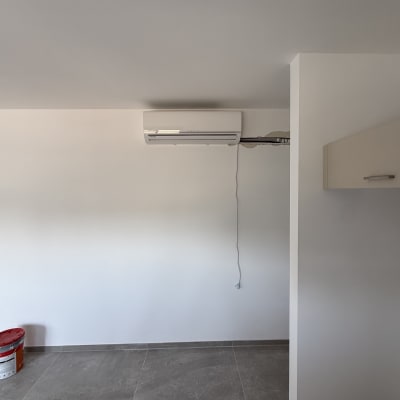מזגן מותקן על קיר בחדר ריק