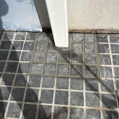 ריצוף אריחים חיצוני עם צינור לבן