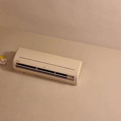 מזגן מותקן על קיר פנימי