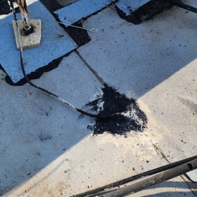 איטום גג עם זפת שחורה וסדקים מתוקנים