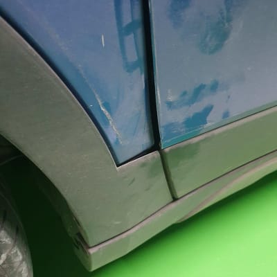 חלק תחתון של רכב עם שריטות ולכלוך