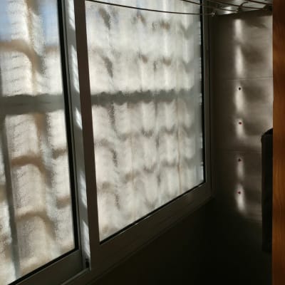 חלון אלומיניום עם זכוכית מט