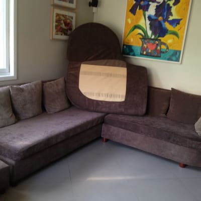 כריות ריפוד חומות על ספה פינתית