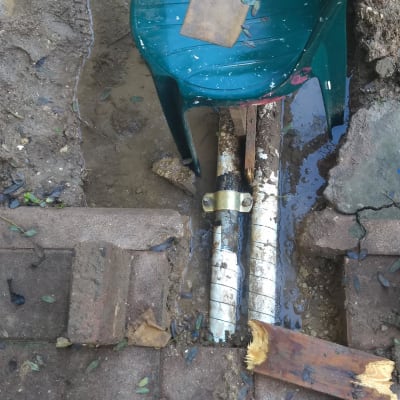 צינורות מים חשופים עם נזילה ותיקון זמני