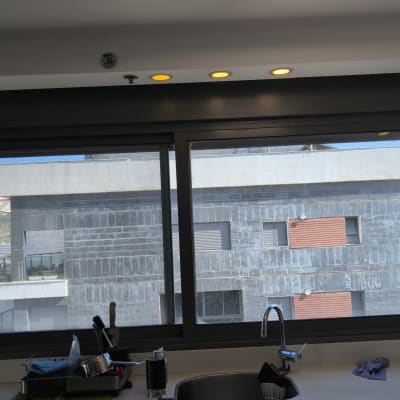 חלון עם תריסים במטבח מודרני