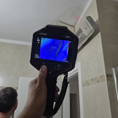 מכשיר תרמי בודק נזילה בתקרה בחדר אמבטיה