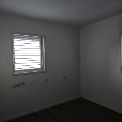 חלון עם תריסים בחדר ריק