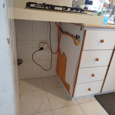 צינור גז מחובר למטבח עם כיריים