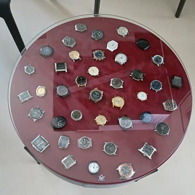 שולחן עגול עם שעונים מתחת לזכוכית