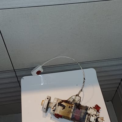 חלקי אינסטלציה על מכסה אסלה בחדר אמבטיה