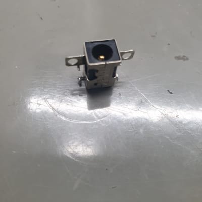 שקע חשמלי מתכת על משטח אפור