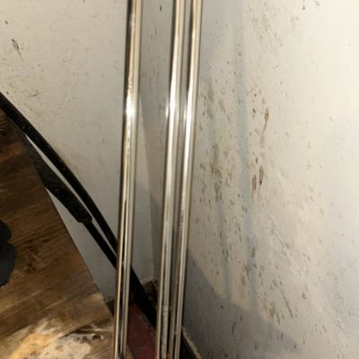 אלמנט חימום מתכתי עם בסיס עגול שחור