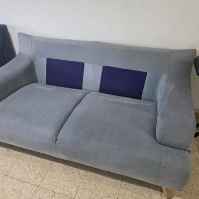ספה אפורה ונקייה ליד מקלדת