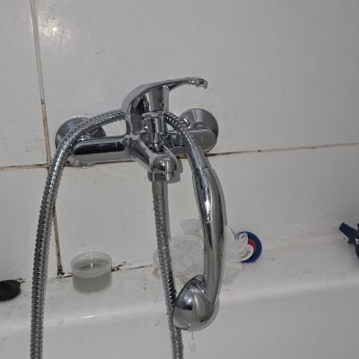 ברז אמבטיה עם צינור מקלחת מתכתי