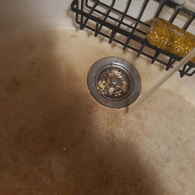 כיור עם מסננת וספוג לניקוי