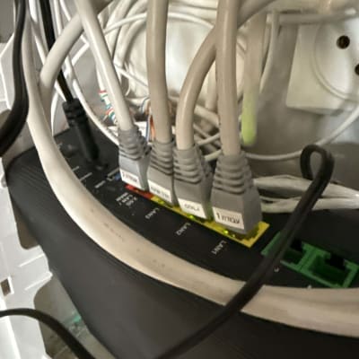 כבלים ומתגים בתיבת תקשורת