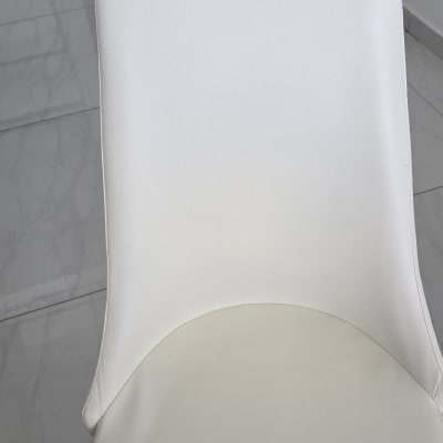 כיסא מרופד בלבן על רצפת שיש אפורה