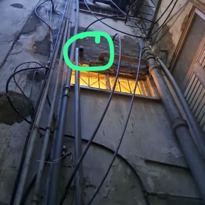 צינורות וחוטים על קיר חיצוני של בניין