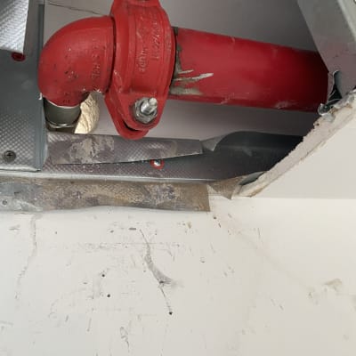 צינור כיבוי אש אדום עם מחבר מתכת