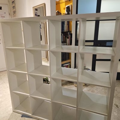 מדף לבן עם תאים ריקים בחדר מואר