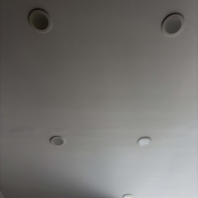 תקרה עם גופי תאורה שקועים