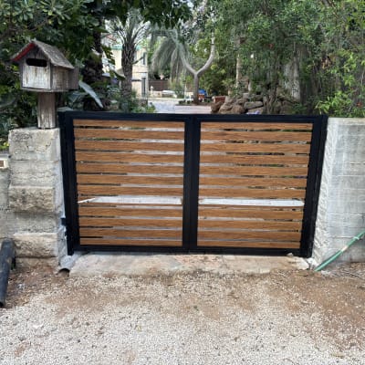 שער אלומיניום עם עיצוב דמוי עץ בגינה